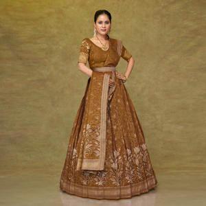 ชุดเลเฮนกาโชลีผ้าไหมบานาราสีสุดหรู พร้อมงานปักลายดอกไม้แบบซารี ดีไซน์ดั้งเดิมสำหรับงานมงคลและงานแต่งงาน คอลเลคชั่นชุดพื้นเมือง - Product Image 4