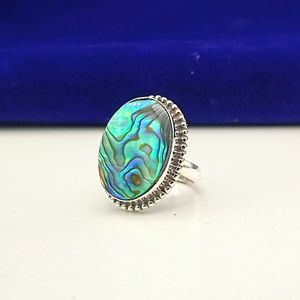 Anillo de Concha de Abulón Hecho a Mano, Joyería Oceánica Iridiscente, Anillo de Concha Marina, Regalo Boho para Ella - Product Image 1