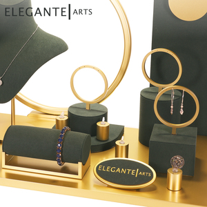 Exhibición de joyería en color dorado para escaparates - Product Image 1