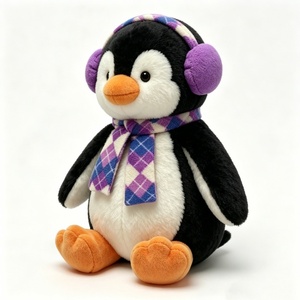 Peluche pingouin d'hiver, pingouin en peluche, peluche avec écharpe à motif argyle, pingouin avec cache-oreilles violets, animal en peluche doux et moelleux - Product Image 1