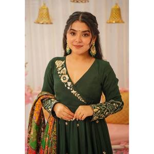 ชุดกาวน์ปักลายและชุดเสื้อผ้าสองชิ้นสำหรับงานปาร์ตี้พร้อมลำดับ - Product Image 2