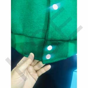 Chaqueta Universitaria Personalizada Verde y Blanca – Estilo Universitario Bordado de Primera Calidad - Product Image 4