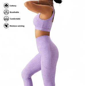 Conjunto deportivo de dos piezas para mujer: sujetador deportivo con tirantes anchos y ribete en contraste personalizado, y shorts cruzados de cintura alta para yoga. - Product Image 2