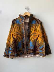 Veste d'hiver brodée Suzani pour femmes, motifs floraux et symboliques, veste courte en velours bohème pour femmes, vêtements ethniques faits à la main - Product Image 1