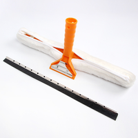 Outil de nettoyage de vitres à poignée orange Poignée en plastique avec grattoir en caoutchouc et tampon de nettoyage blanc flou