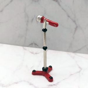 Micrófono Rojo Metálico a Escala 1:12 con Soporte para Casa de Muñecas - Accesorios Musicales - Product Image 1