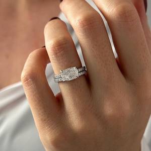 EAST WEST Ensemble de mariage avec diamant de laboratoire taille coussin allongé de 2 carats, pureté E VVS2, monture halo dissimulée, en or blanc 14k 18k, certifié IGI - Product Image 1