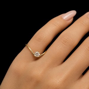 Bague de fiançailles élégante en or 14 carats avec diamant poire cultivé en laboratoire, ondulé, certifié IGI, bijoux fins, style minimaliste vintage blanc E - Product Image 4