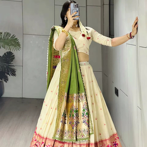 Ensemble de lehenga Paithani de créateur avec bordure riche et travail Butti - Product Image 1