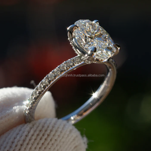 Anillo de Oro Blanco con Diamante de Corte Ovalado y Piedras Laterales para Mujer – Joyería Elegante y de Lujo para Compromiso, Boda y Aniversario - Product Image 4