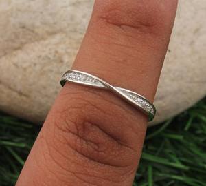 แหวนเงินแท้ 925 ประดับพลอยทรงคลาสสิกสำหรับผู้หญิง งานแฮนด์เมด ดีไซน์ลายตอกแบบช่างฝีมือ วงแหวนเงินแท้ งานละเอียด สำหรับงานปาร์ตี้ - Product Image 6