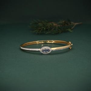 Brazalete Clásico Relleno con Moissanita de Corte Brillante y Acentos de Diamantes Engastados en Garra, Unisex, Chapado en Oro de 18K, Patrón Cruzado Estilo Hip Hop - Product Image 1