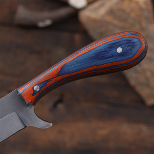 Cuchillo de vaquero forjado a mano de acero al carbono, cuchilla fija de espiga completa OEM personalizada, mango de madera Pakka con funda de cuero - Product Image 5