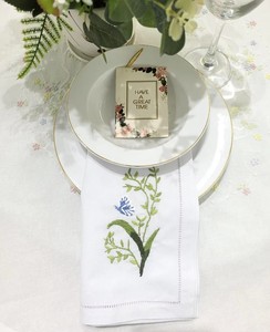 Serviettes de table carrées classiques personnalisées, brodées à la main, motif fleur verte et papillon, en coton, avec ourlet festonné, taille standard, pour la maison et les mariages - Product Image 2