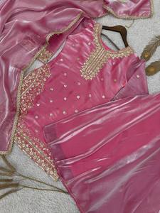 Ensemble Anarkali en soie brodée rose avec dupatta, tenue traditionnelle indienne et pakistanaise pour femme, longueur genou, coupe classique, idéal pour les mariages, séchage rapide - Product Image 3