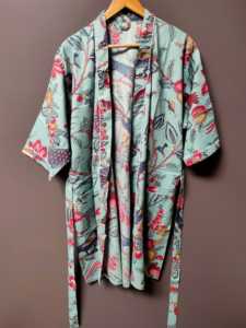Bata tipo kimono de algodón con estampado floral verde menta – Estilo bohemio, larga, abierta por delante, con lazo en la cintura - Product Image 2
