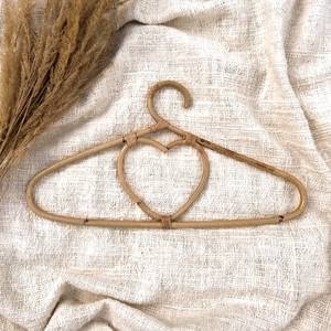 Beau cintres en bois en forme de coeur pour enfants prix bon marché cintre en bois de rotin pour présentoir de vêtements pour enfants - Product Image 6