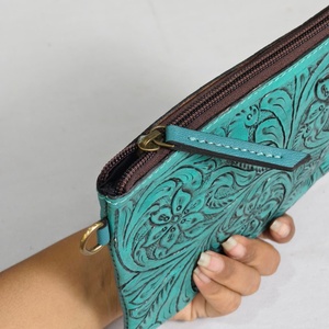 Pochette en cuir véritable turquoise avec motif floral gravé à la main, fermeture éclair, style bohème, bandoulière unique, 7 pouces - Product Image 4