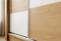 Armoire coulissante moderne en chêne blanc Essence avec poignée en aluminium durable, rail gain de place, mobilier de chambre contemporain