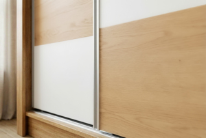 Armoire coulissante moderne en chêne blanc avec poignée en aluminium durable, rail coulissant gain de place, mobilier de chambre contemporain W4045ZV - Product Image 4