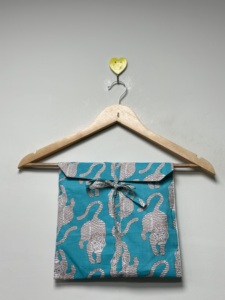 ชุดนอนผ้าฝ้าย 3 ชิ้นสำหรับผู้หญิง ลายเสือขาวดำ ชุดนอนแบบติดกระดุม เสื้อ กางเกง และกระเป๋าเข้าชุดสำหรับผู้หญิง - Product Image 5