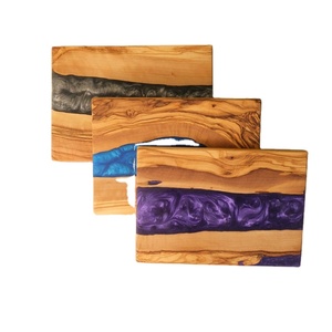 Planche à découper en bois de style rustique avec finition époxy River parfaite pour servir des fruits, des légumes et du fromage - Product Image 3