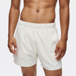 Shorts de sport décontractés pour hommes, écologiques et unis - Vêtements de plage d'été personnalisés de haute qualité avec des caractéristiques respirantes et à séchage rapide - Product Image 1
