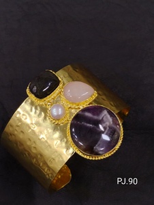 Bracelet manchette ajustable en laiton plaqué or pour femme, design croissant avec pierre naturelle, tendance et élégant pour les soirées - Product Image 2