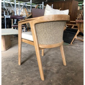 Chaise de salle à manger d'extérieur moderne en teck massif, écologique, durable, avec coussin et dossier en rotin, fauteuil en bois fait main, confortable - Product Image 6