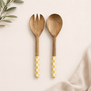 Juego de servidores de ensalada de madera de mango artesanal con mango esmaltado a cuadros amarillos, cuchara y tenedor de madera ecológicos - Product Image 1