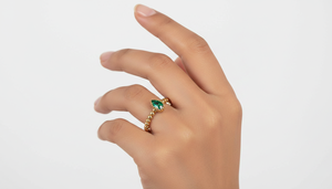 Bague artisanale en or 10 carats avec émeraude taille poire et verre, directement de l'usine, avec bande perlée délicate, bijoux à superposer - Product Image 3
