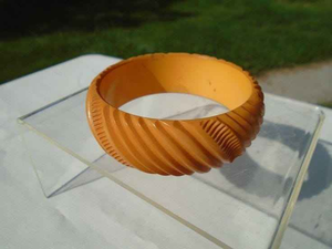 กำไลเรซิ่นดีไซน์คุณภาพสูงและดีไซน์ล่าสุดที่กำลังเป็นที่นิยม แฟชั่นวินเทจสำหรับผู้หญิง รูปทรงกลมขนาดใหญ่เรียบเนียน - Product Image 2