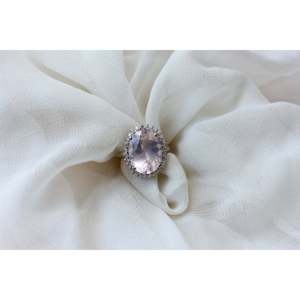 Anillo de Oro Amarillo de 18k con Cuarzo Rosa Ovalado y Halo de Diamantes para Mujer - Product Image 2