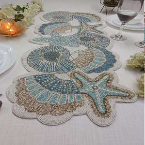 Chemin de table artisanal en perles sur le thème marin, avec coraux vifs et étoiles de mer turquoise, disponible à prix de gros. - Product Image 4