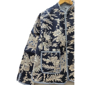 Veste d'hiver en coton pur indien Kantha matelassée, écologique, imprimée à la main, motif floral, avec décoration à rayures et rivets - Product Image 2