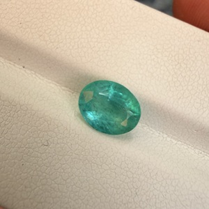 Piedra Preciosa de Esmeralda Zambiana Natural de 1.60 Quilates, Corte Ovalado Verde Intenso, Facetada, Suelta, para Joyería - Product Image 3