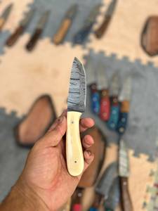 Cuchillo de Acero de Damasco Forjado a Mano con Hoja Fija, Punta Clip, Espiga Recta, Mango de Madera, Borde Biselado, Diseño Artístico OEM - Product Image 2