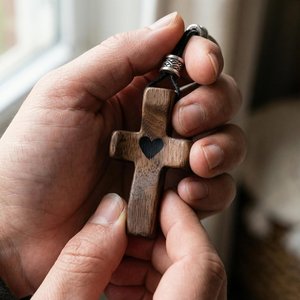 Llaveros de madera con cruz y grabado de corazón, hechos a mano, regalo religioso para decoración de bodas, artesanía para mesa. - Product Image 2