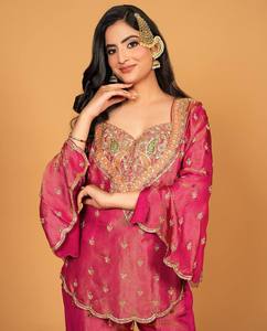 Ensemble de kurta brodé de qualité supérieure avec pantalon palazzo et dupatta |   Vêtements traditionnels en soie lourde pour femmes - Product Image 2