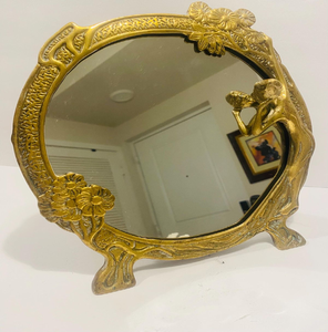 Espejo de latón Art Nouveau con curvas y detalles figurativos femeninos, disponible a precios de mayorista. - Product Image 1