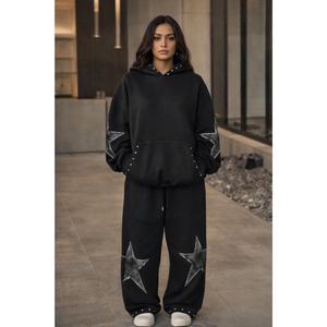 Ensemble de survêtement unisexe noir oversize avec sweat à capuche et pantalon de jogging, appliqué étoile et clouté, en molleton de coton, style streetwear personnalisé - Product Image 5