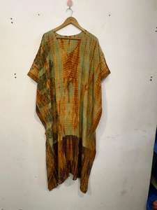 Robe Kaftan en Soie Pure Imprimée Florale Teinte à la Main, en Crêpe de Soie, Style Bohème, Taille Naturelle, Plumes Écologiques - Product Image 4