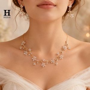 Parure de bijoux en or jaune 18 carats avec motif floral en feuilles et diamants, collier délicat en forme de fleur avec zircon cubique taille marquise et boucles d'oreilles pendantes pour mariée - Product Image 4