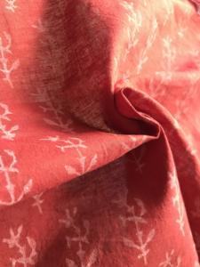 Tissu imprimé à la main 100% coton, base rouge, motif floral Buti blanc |   Vente en gros à Jaipur - Product Image 3