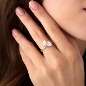 Anillo de diamantes Bypass Toi et Moi en oro amarillo con diamantes de corte marquesa y corte redondo, anillo de compromiso único, moderno, para novias. - Product Image 2