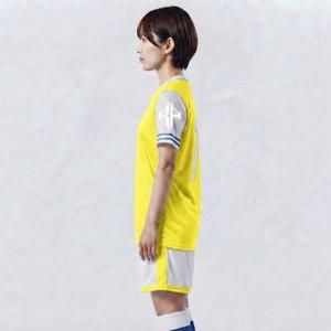 Camiseta de Fútbol Amarilla con Estampado Sublimado para Mujer, 100% Material de Alta Calidad, Corte Regular, Logotipo Blanco, Cierre de Pullover - Product Image 4