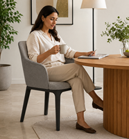 Chaise de salle à manger en tissu de style scandinave avec siège rembourré doux, dossier ergonomique et pieds en bois massif pour les intérieurs modernes