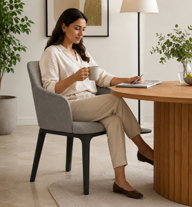 Silla de Comedor de Estilo Escandinavo con Asiento Acolchado Suave, Respaldo Ergonómico y Patas de Madera Maciza para Interiores Modernos - Product Image 3