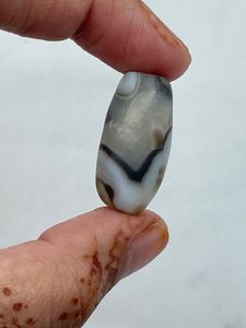 Ágata Natural de Forma Cilíndrica, Piedra Preciosa para Joyería Fina, Color Negro Estampado, 27.00 Quilates, Proveedor de la India, R.K. GEMS JEWELLERY - Product Image 4