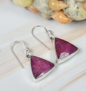 Pendientes de Rubí Natural al por Mayor, Plata de Ley 925, Hechos a Mano, Triangulares, Colgantes, Estilo Vintage Boho, Joyería Fina - Product Image 1